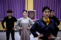 2025考研国度线公告，又一网红美女出八卦衣着被拳王摸腰两边都是已婚人士（网红大八卦）